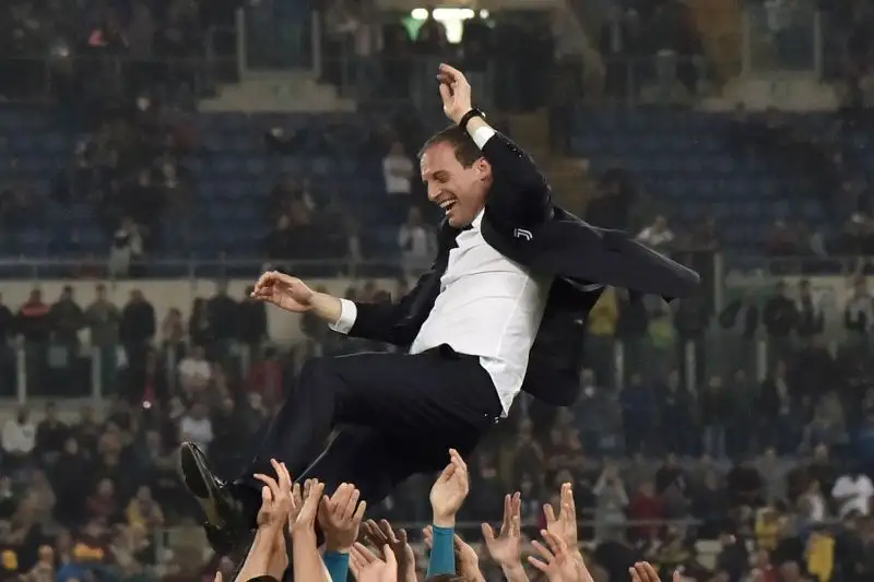 Con i bianconeri oltre ai cinque scudetti vince quattro anni di fila la Coppa Italia 