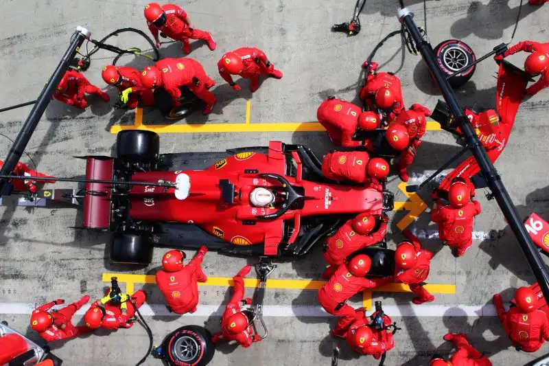 Il monegasco si è dovuto fermare ai box per sistemare la sua Rossa