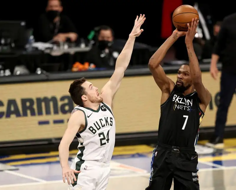 Con Irving infortunato e Harden rientrante dall'infortunio tutte le responsabilità sono sulle spalle di Kevin Durant