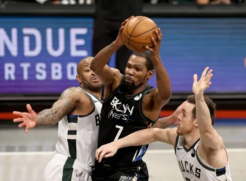 Lo fa con la prestazione più dominante della sua carriera nonchè una tra le migliori della storia NBA