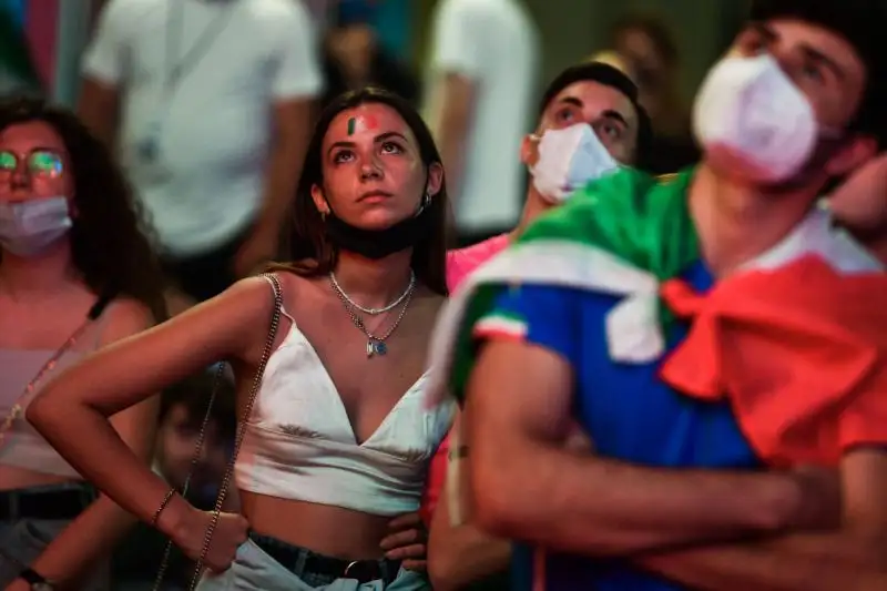 Presente anche lei a vedere la partita in uno dei tanti maxi-schermi