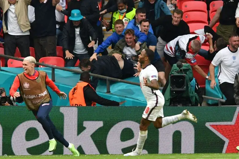 Quindi è Sterling a portare in vantaggio l'Inghilterra a un quarto d'ora dalla fine: il gol, liberatorio, fa esplodere Wembley