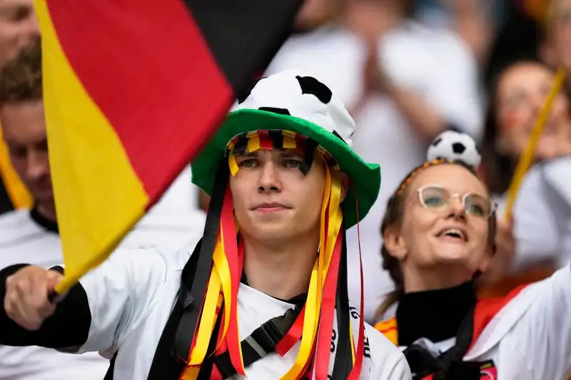 Musi inevitabilmente molto lunghi tra i sostenitori di una Germania tra le più deludenti degli ultimi anni