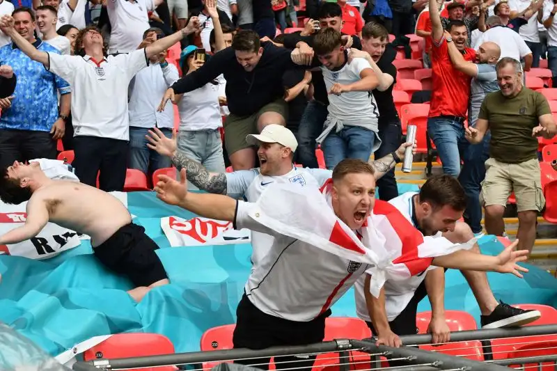 Le reazioni dei tifosi inglesi assiepati sugli spalti sono invece all'insegna della gioia più incontrollata