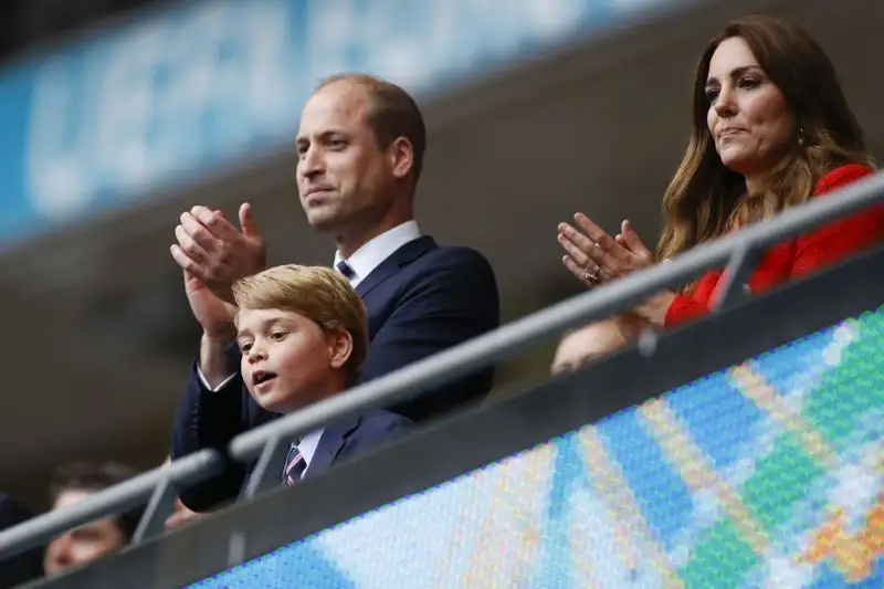 Molto più sobria, ma non meno autentica, l'esultanza dei principi William e Kate. Il piccolo George, invece, è troppo concentrato nel vedere cosa avviene in campo anche solo per applaudire