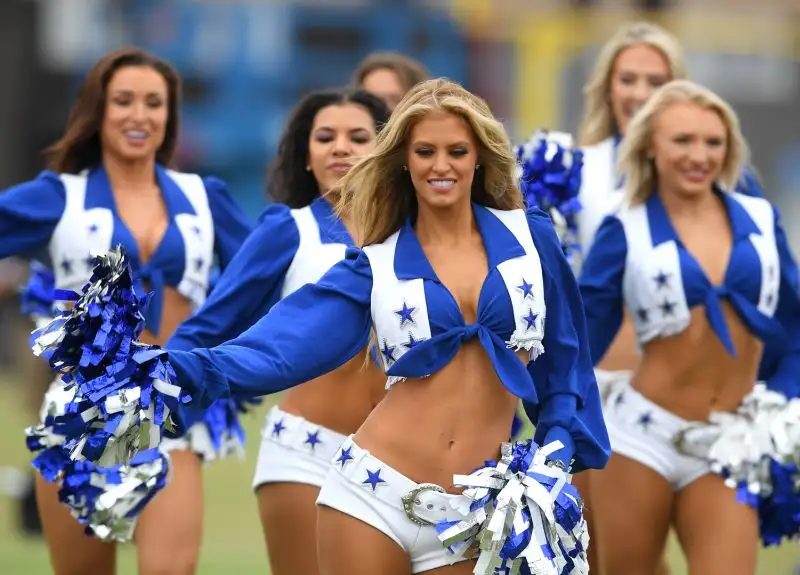 Le cheerleaders guidano il sostegno del pubblico alle squadre in campo