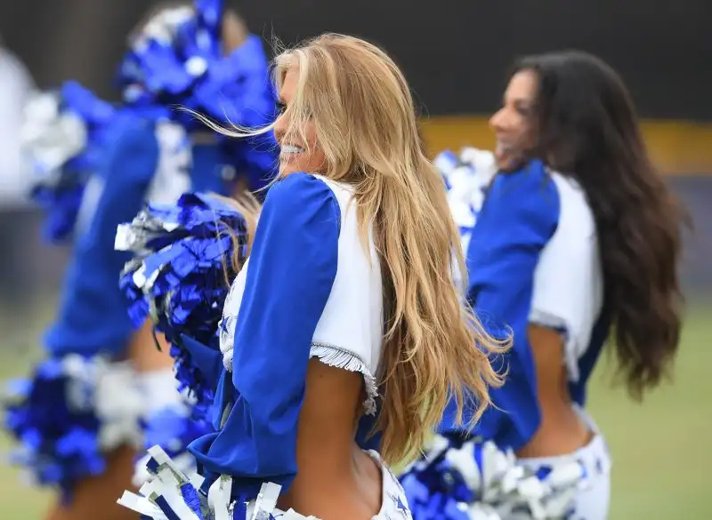 Le cheerleaders dei Dallas Cowboys, per esempio, non passano certo inosservate