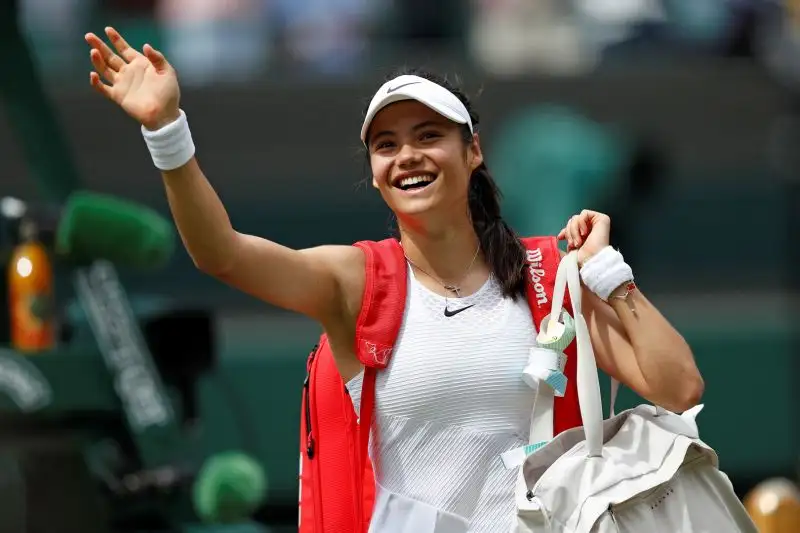 La bella inglese Emma Raducanu saluta i tifosi in delirio