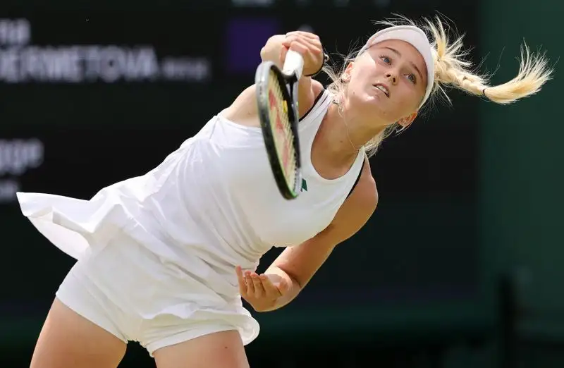 Polina Kudermetova al servizio