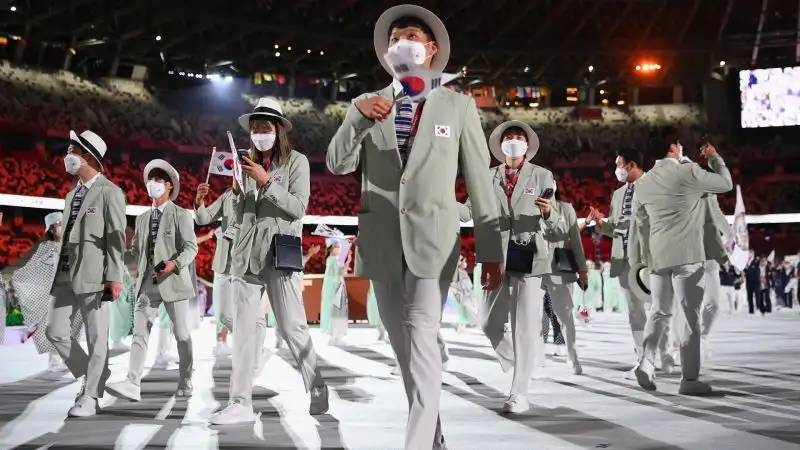 La delegazione sudcoreana ha fieramente sfilato ispirando simpatia