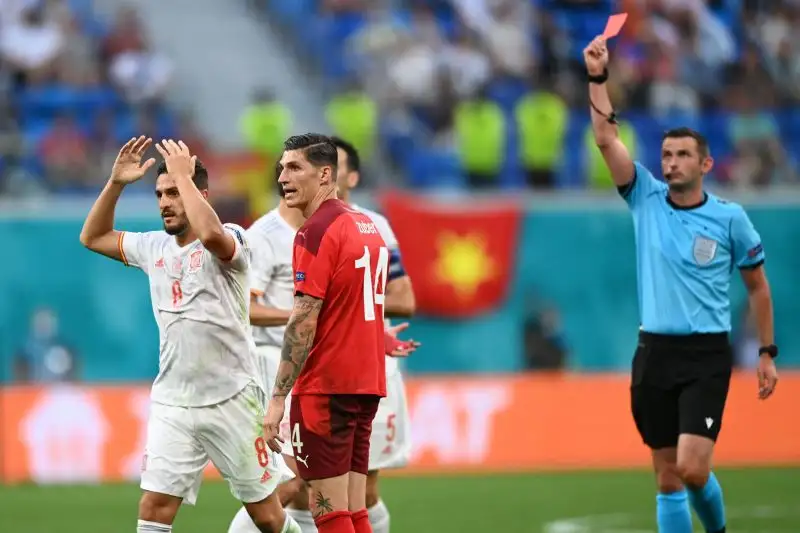 Michael Oliver ha deciso di ergersi a protagonista di Svizzera-Spagna