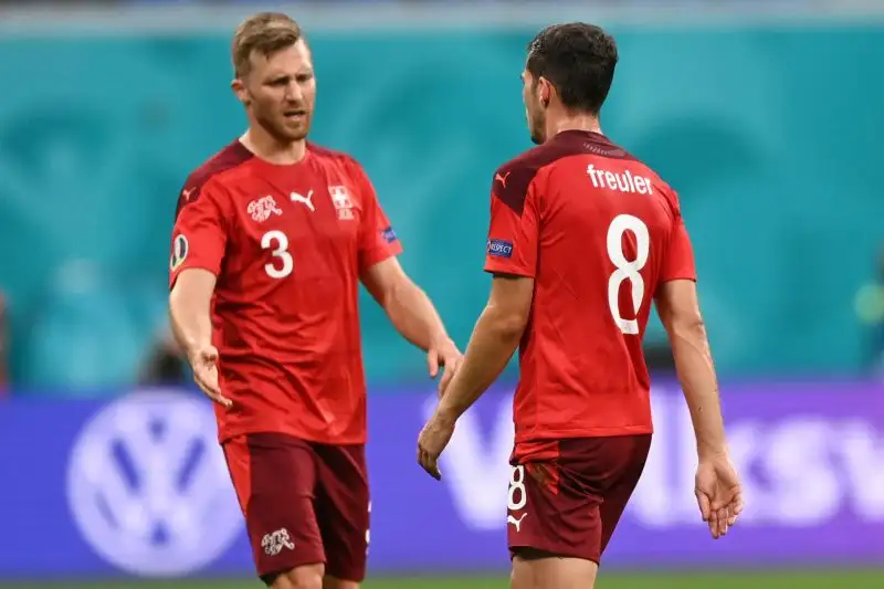 L'arbitro inglese ha espulso l'elvetico Remo Freuler sull'1-1