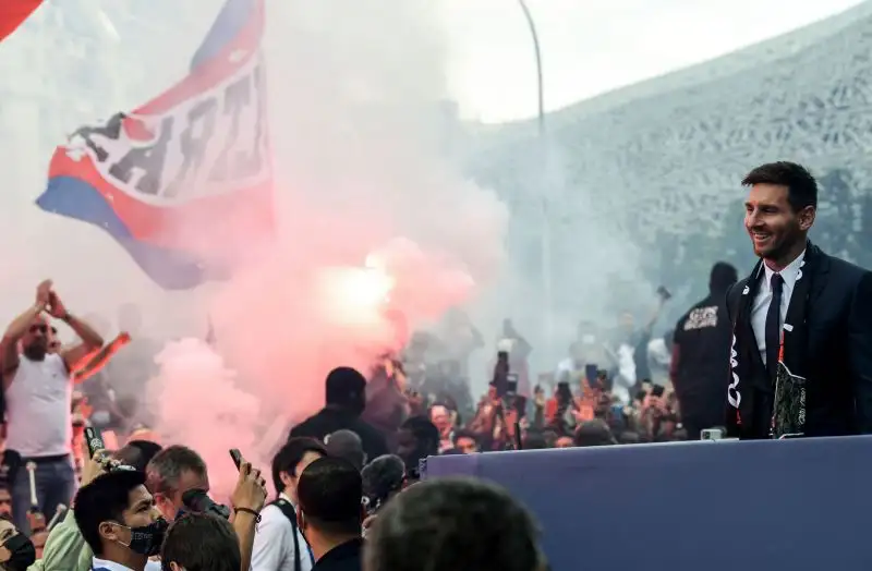 I tifosi del PSG, già abituati ad acquisti da sogno in questi anni, hanno infatti salutato festanti il neoacquisto: già tantissime le sue magliette per la capitale francese
