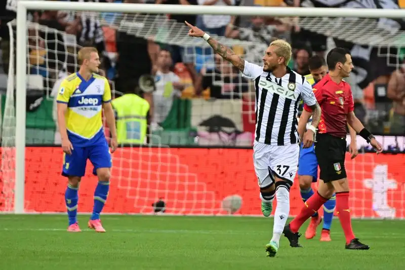 Pereyra 6,5: dopo un primo tempo anonimo si scuote nella ripresa realizzando con freddezza il rigore che riapre tutto, poi guida l'assalto dei suoi verso il pareggio