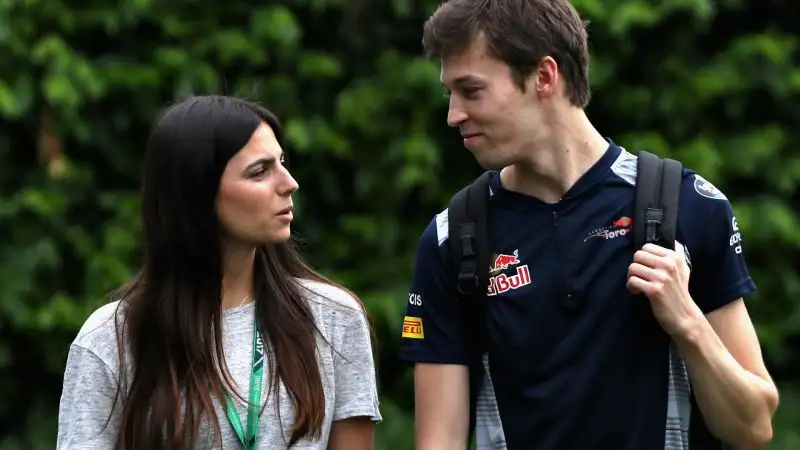 Kelly, figlia dell’ex pilota Nelson Piquet ed attuale fidanzata di Verstappen, ha avuto in passato una relazione con Daniil Kvyat