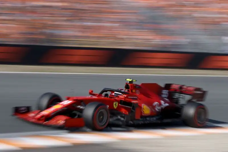 Carlos Sainz 5: chiude molto lontano da Leclerc, e soprattutto perde il sesto posto nel finale, quando il connazionale Alonso lo beffa