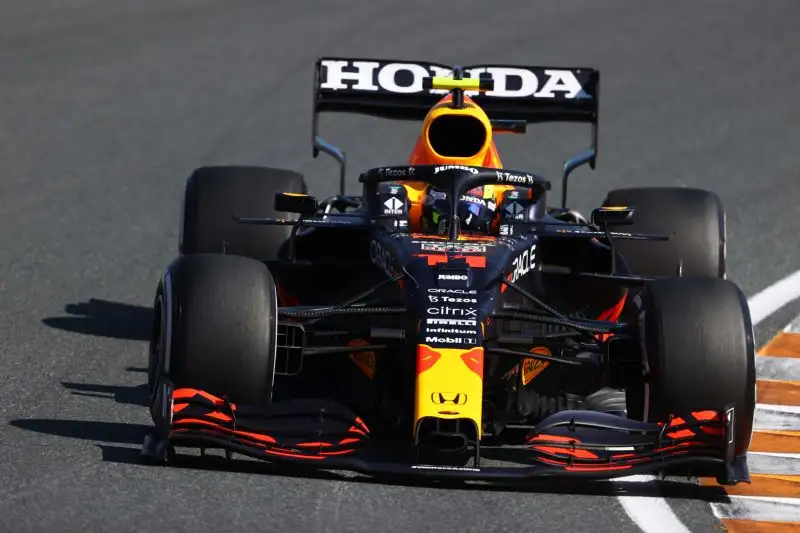 Sergio Perez 5: paga il pessimo sabato, anche se ce la mette tutta e riesce a terminare ottavo partendo dalla pit lane. Ma il confronto con Verstappen resta impietoso