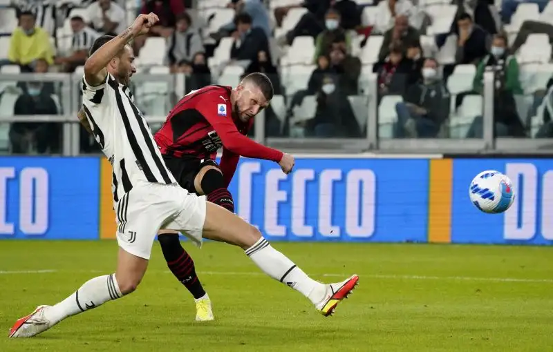 Ante Rebic 7: solita partita di quantità e corsa. Imperioso lo stacco che fissa il punteggio in parità
