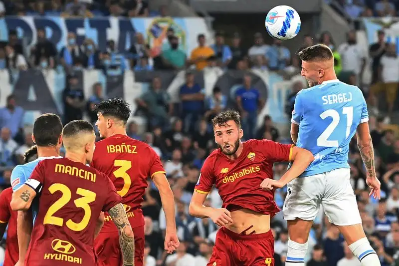 Milinkovic-Savic 7: apre le danze del derby capitolino, mandando i propri tifosi in appensione dopo il contatto con R. Patricio