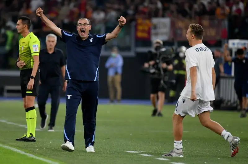 Sarri 6.5: mantiene la squadra ordinata e si porta a casa il primo derby della stagione entusiasmando i propri tifosi