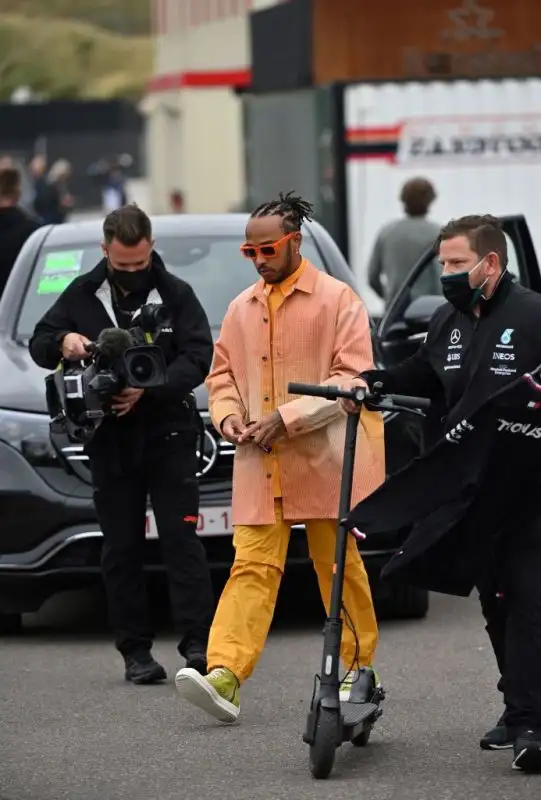 “Io non andrei a un evento pensando di tifare contro qualcuno ma comprenderei i fischi anche se a Silverstone non ho sentito i britannici fischiare Max", ha detto Hamilton.