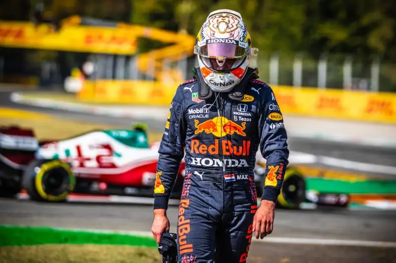 Il caos più in là nella gara dopo un lentissimo pit-stop del pilota della Red Bull