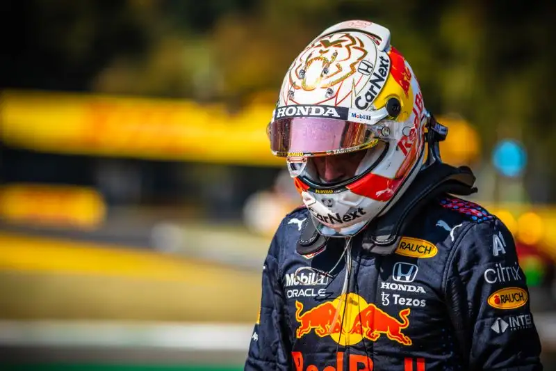 Per uno scherzo del destino al rientro in pista Max si è trovato davanti Lewis