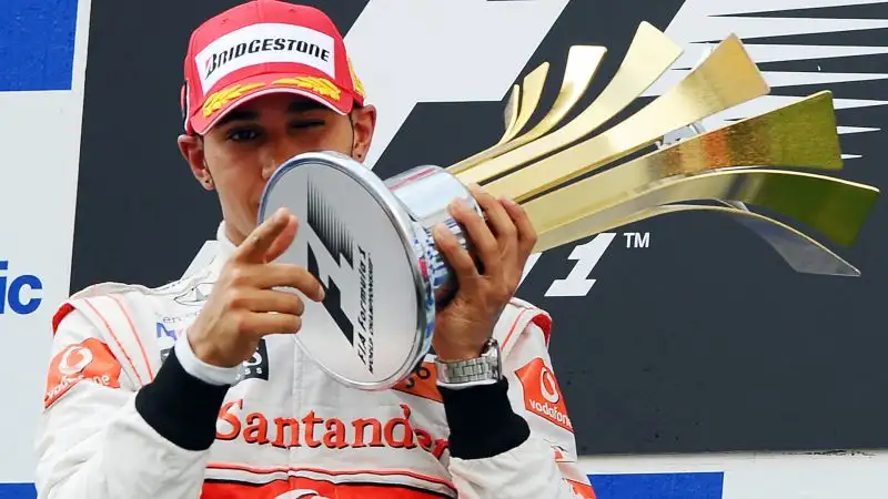Istanbul 2010, grande duello con il compagno Jenson Button dopo che i due Red Bull Vettel e Webber si erano fatti male da soli