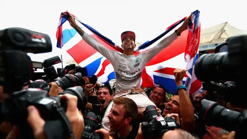 Austin 2015, si parte con la pista bagnata, che poi si asciuga. Lewis non sbaglia niente