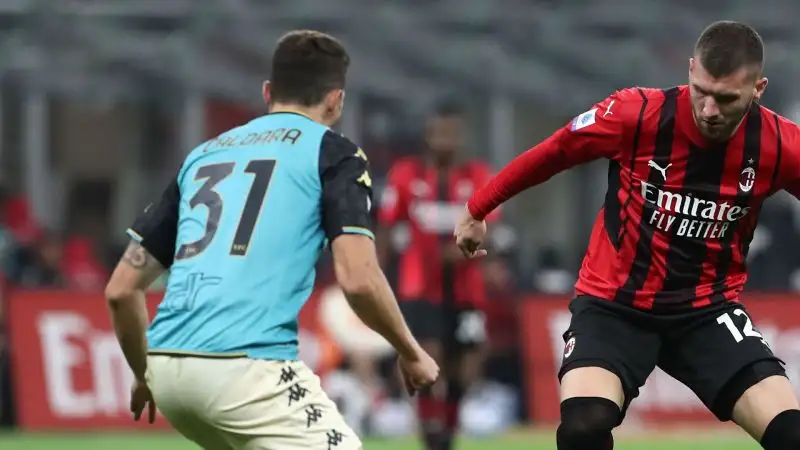 Caldara 5.5: da ex tiene molto a questa gara ma quando il Milan cambia passo inizia a soffrire