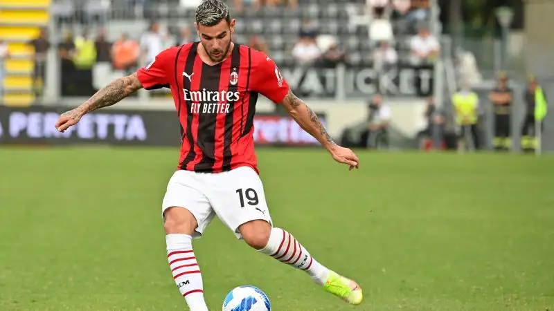 Theo Hernandez 6: non impeccabile su Verde nell'azione dell'1-1