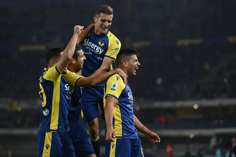 Il Verona ha battuto per 2-1 la Juventus di Allegri grazie alla doppietta di Giovanni Simeone. Inutile la rete nella ripresa di McKennie.