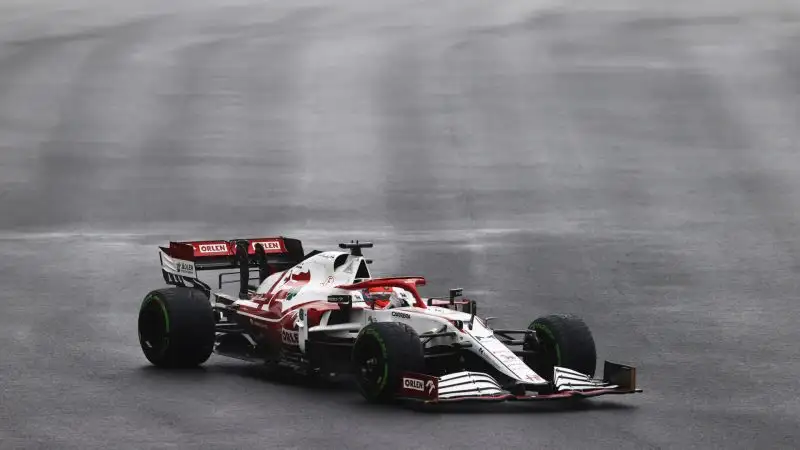 Kimi Raikkonen 5: parte bene e poi traccheggia, la pensione si avvicina anche per lui