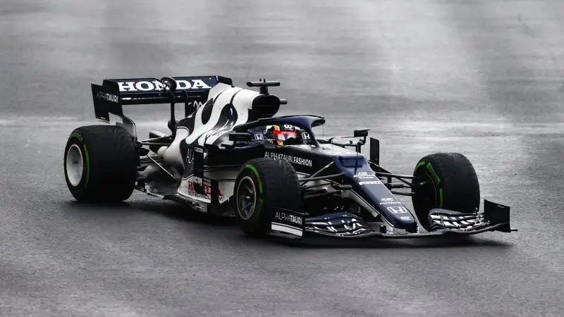Yuki Tsunoda 7: il prode giapponese tiene dietro il più possibile Hamilton