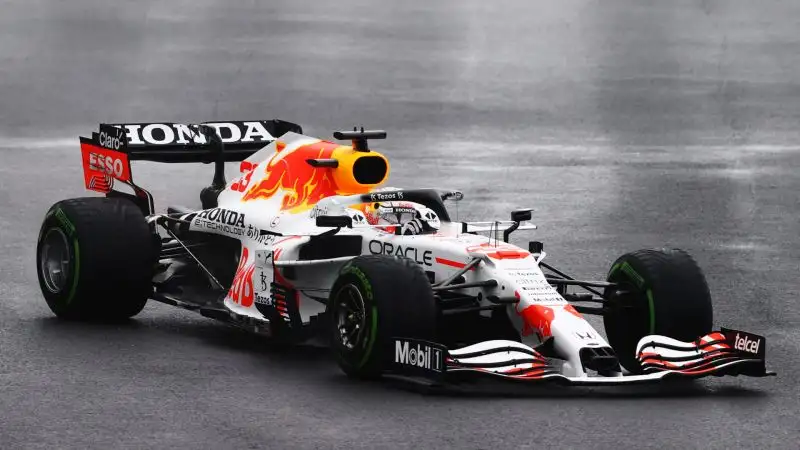 Max Verstappen 7.5: resta concentrato per tutta la gara, arriva secondo e torna in vetta alla classifica
