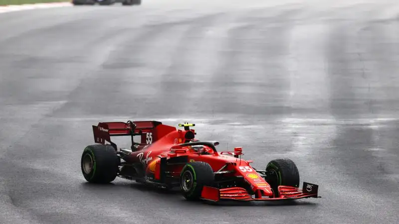 Carlos Sainz 8: rimontona per lo spagnolo che parte in fondo e guadagna numerose posizioni