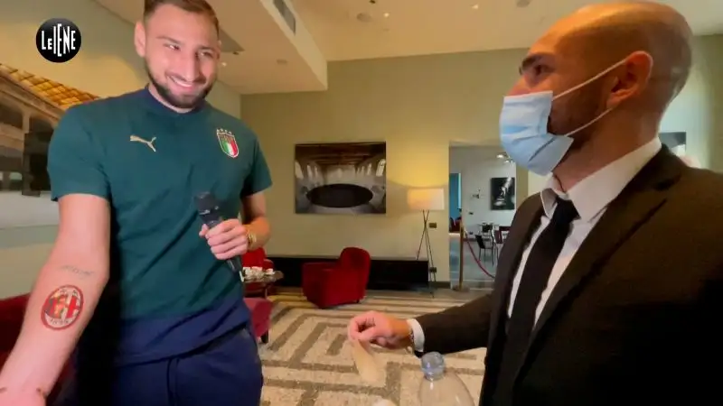 Alessandro Onnis gli ha fatto fare un tatuaggio che raffigura lo stemma del Milan come gesto di riappacificazione con i tifosi rossoneri