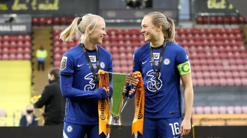 E' fidanzata con la sua compagna di squadra Magdalena Eriksson
