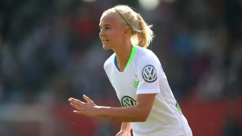 Dopo 75 presenze e 58 gol con la maglia del Wolfsburg, è passata nel 2020 al Chelsea
