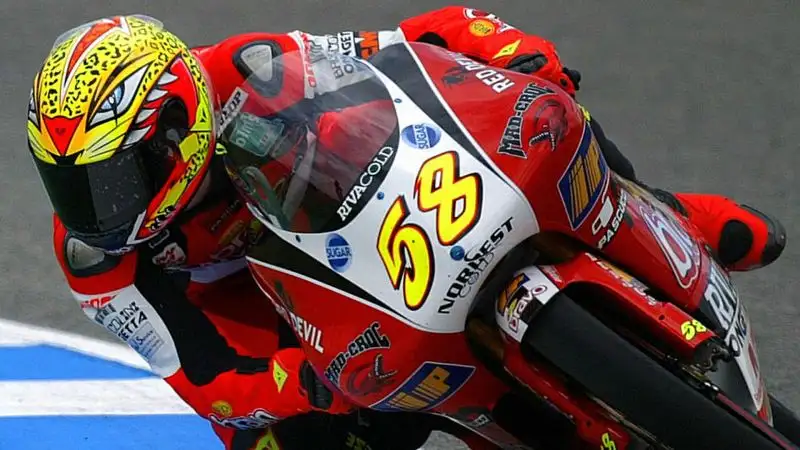 All'opera sulla sua Aprilia, a Jerez