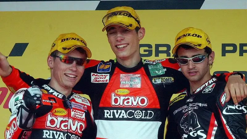 Felice per la vittoria, sul podio con Jenkner e Barberà