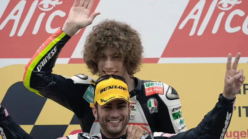 Qui Marco scherza con Mattia Pasini