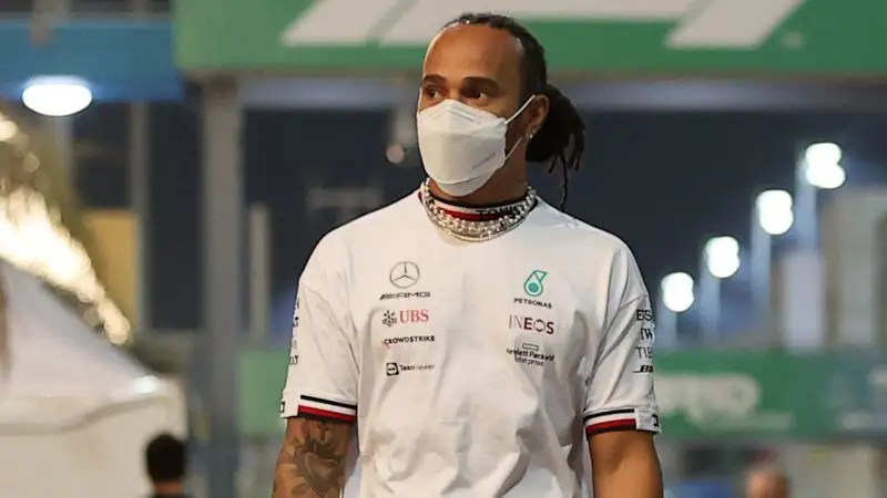 Il duello infatti è anche tra le loro scuderie, con la Mercedes che ha richiesto la revisione dell'episodio avvenuto proprio tra i due piloti al giro numero 48 del GP del Brasile