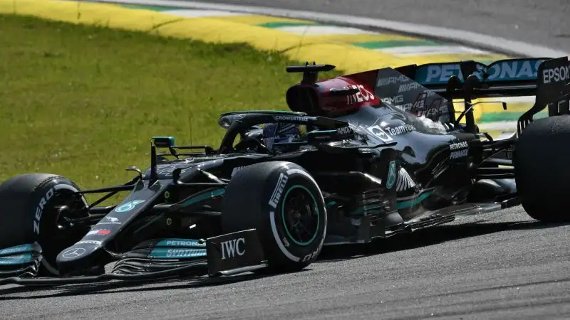 L. Hamilton 9.5: classe, caparbietà, grinta e che talento. Il soprasso su Verstappen gli regala una delle vittorie più importanti della carriera