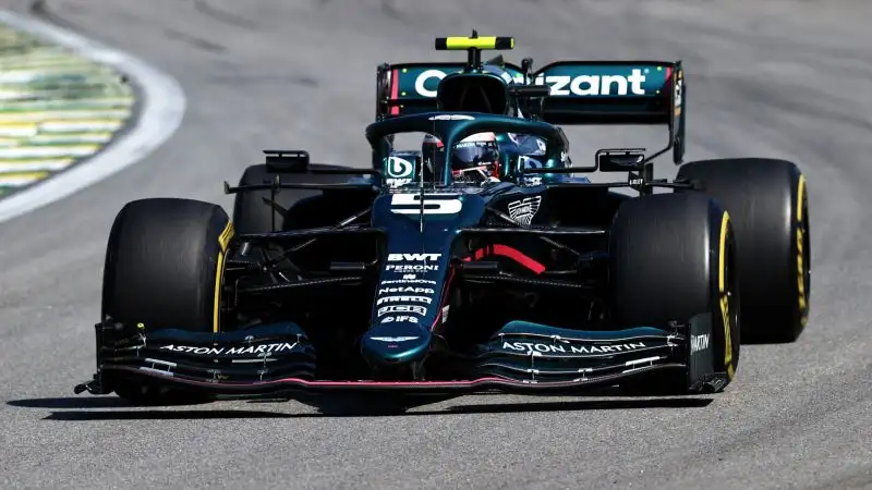 S. Vettel 6: la sua Aston Martin è in picchiata. Classe ed esperienza non bastano, deve accontentarsi della prima posizione fuori dai punti