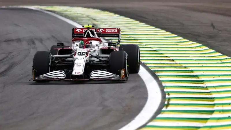 A. Giovinazzi 5.5: non può correre a mente sgombra, ma conclude comunque una posizione indietro rispetto a quella da cui era partito