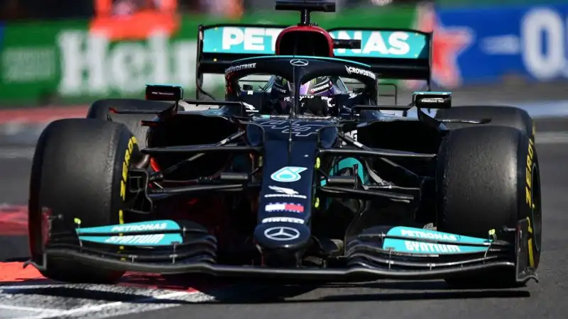 Lewis Hamilton 7,5: sta lottando con un mezzo con cui, dopo tanti anni, fatica. Ma tenere a bada Perez nel finale è la sua vittoria
