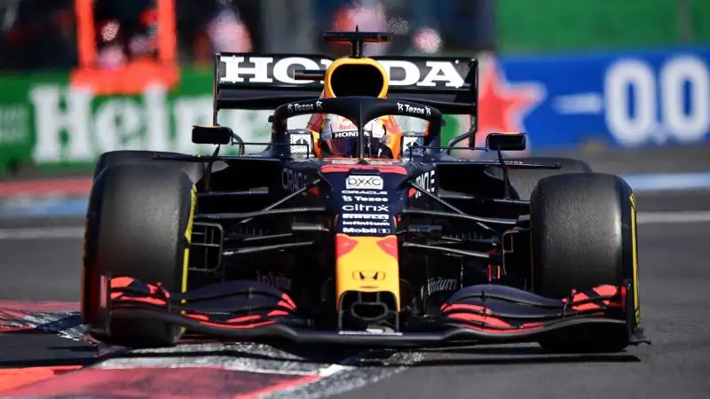 Max Verstappen 9: azzecca una partenza perfetta nell'unico momento in cui la sua gara è in discussione. Poi non sbaglia nulla