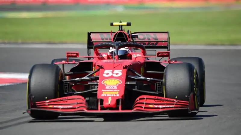 Carlos Sainz 6,5: appare più a suo agio del compagno, e scalpita alle sue spalle. Ma nemmeno lui riesce a riprendere Gasly, e cede di nuovo la posizione a Leclerc