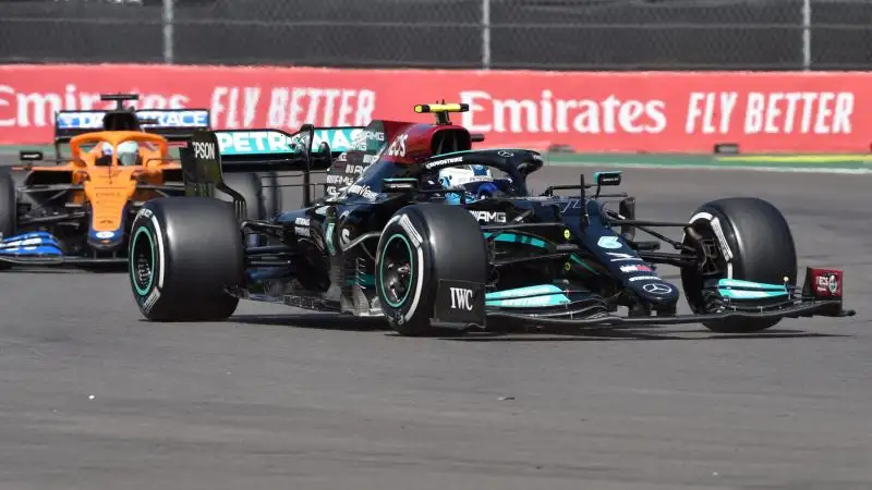 Valtteri Bottas 3: un lavoro peggiore per il suo team, al via, non poteva proprio farlo. E dopo aver permesso a Verstappen di infilare Hamilton, sprofonda all'ultimo posto e non riesce di fatto mai a infilare un sorpasso degno di tal nome